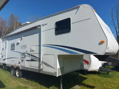 Fifth wheel. Tres bonne condition. Infiltration réparée. Structure aluminium. Divan-lit inclu. Pneus...