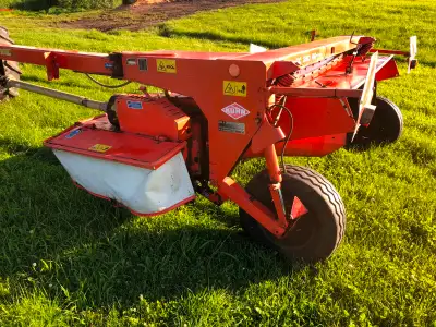 Faucheuse à foin rotative avec conditionneurs à rouleaux en caoutchouc, marque Kuhn FC 350 RG. Large...