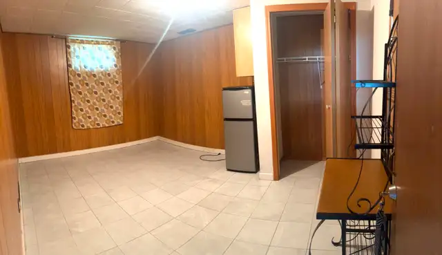  Room for rent in Center St Available.62863777070979121