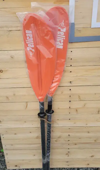 Voici une toute nouvelle pagaie de kayak Pelican, idéale pour vos aventures nautiques. Elle est oran...