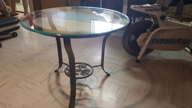 Table ronde en verre trempé dans Mobilier de salle à manger et cuisine  à Ville de Montréal