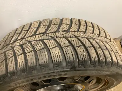 Pneus d’hiver déjà monté sur roue de 17 pouces. Très peu d’usure. Paiement en argent seulement.