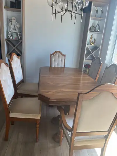 Custom dining table set with 6 chairs. Exquisite condition.
