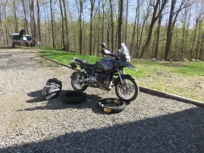 moto double usage fonctionne tres bien. rien a faire dessus. avec valise de voyage, toile de protect...