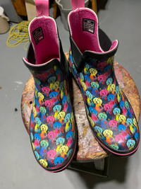 SKECHERS “BOBS for dogs” rain boots