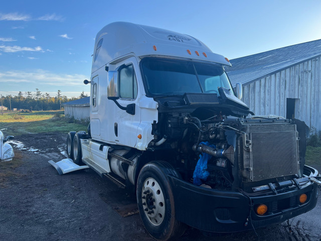 2010 cascadia in Heavy Trucks in New Glasgow - Image 2