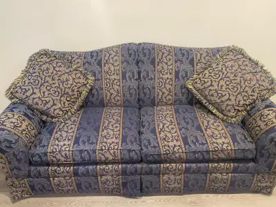 Sofa lit double en excellent état Les pattes en bois, View more