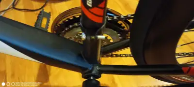 Superbe vélo de route avec freins à disques roues en aluminium haute performances jamais utilisé à l...