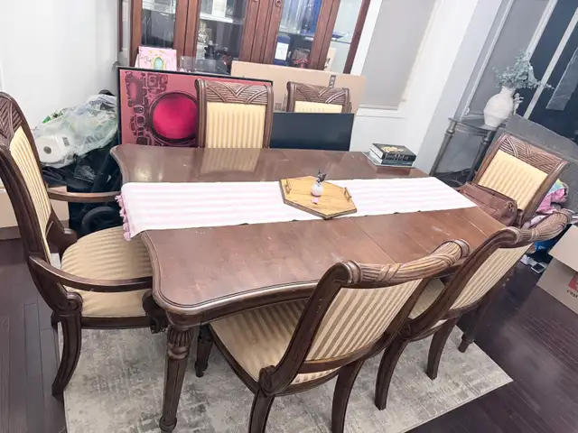 Traditional Wood Dining Table with 6 Chairs in Dining Tables & Sets in Oshawa / Durham Region - Image 2