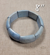 Bracelet élastique de Magnesite. Blue stretch wrist band.