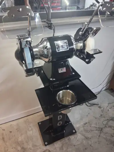 Meule Industrielle Bador Reliance 1978 sur Pied d'Estal, View more
