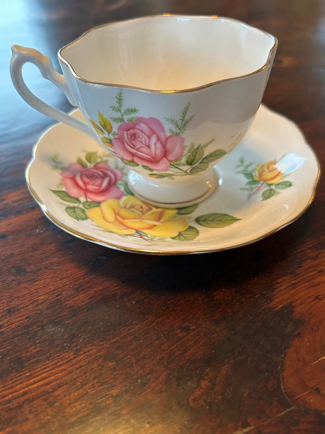 Vintage China Tea Cups in Arts & Collectibles in Napanee - Image 4
