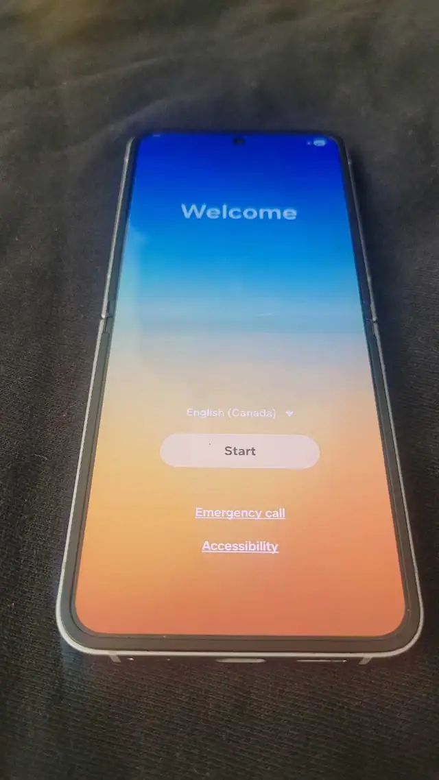 Unlocked Samsung Galaxy Z Flip6 5G – 256GB in Cell Phones in Richmond - Image 3