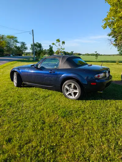 Mazda Miata 2007 avec transmission manuelle 5 vitesses. Grâce à son format compact, la climatisation...