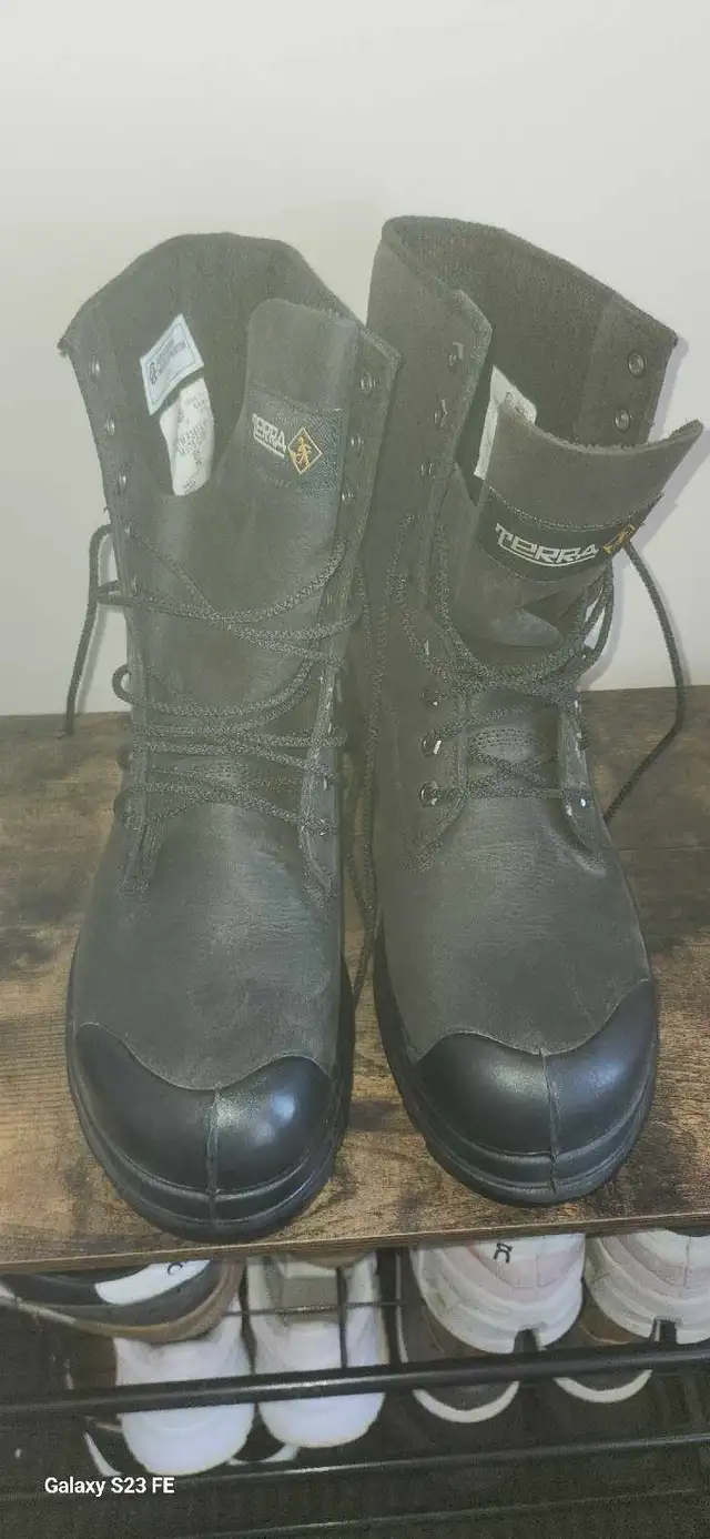 botte de travail  in Men's Shoes in Laval / North Shore - Image 2