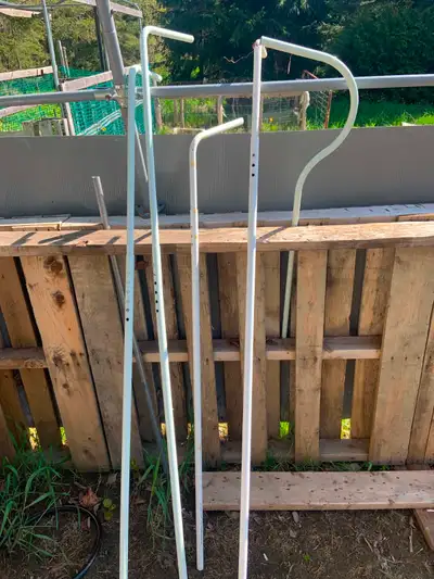 Divers article de tente roulotte demander je les peut être au prix de l'usagé Porte, toile, lavabo,...