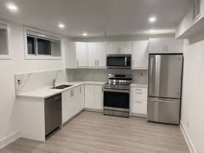 Spacious and bright 2b 2b Apt