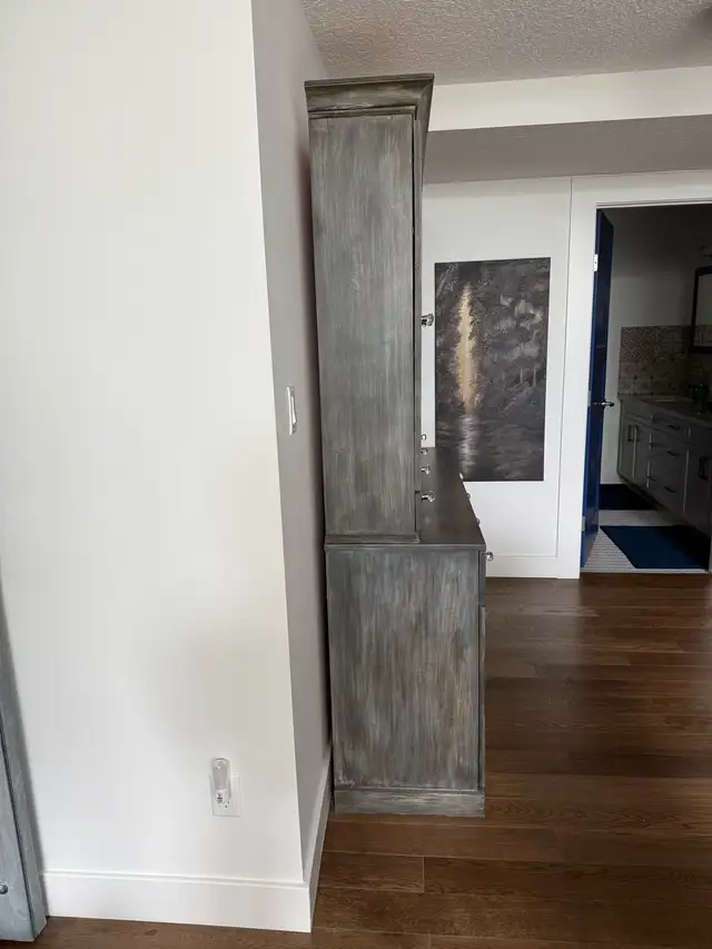 solid pine 2-piece buffet and hutch in Hutches & Display Cabinets in Edmonton - Image 7