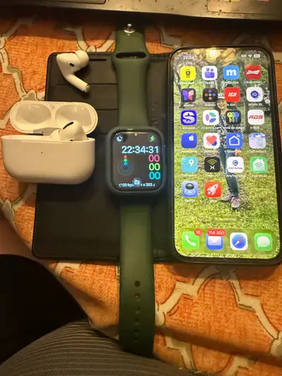 Apple iPhone 13, Apple Watch Series 7 et AirPods Pro, View more