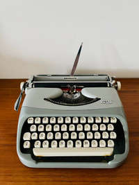 Vintage Manual Typewriter ROYAL ROYLITE 1950s