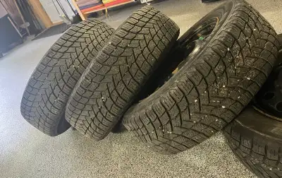 Pneus d’hiver Michelin X ICE, 185/65-R15 presque neuf, avec jantes en acier noirs