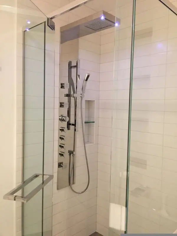 COLONE DE DOUCHE FABRIQUÉ AU QUÉBEC ÉMAILLÉ EN NOIR OU BLANC in Plumbing, Sinks, Toilets & Showers in Gatineau - Image 3