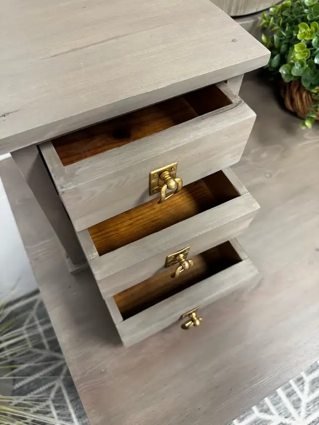 antique pine vanity/Dresser in Dressers & Wardrobes in Calgary - Image 7