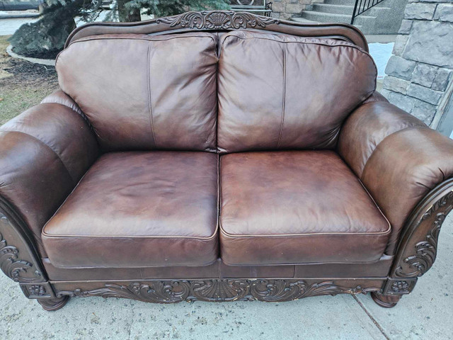 Beautiful Ashley Furniture Leather Set—Delivery included in Couches & Futons in Calgary - Image 3