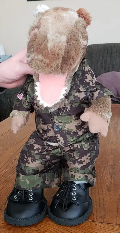Selling a mint condition Army T- Rex Build a Bear. Bought at Disney World. Measures approximately 17...