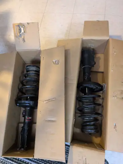 Amortisseurs avant Quick struts pratiquement neufs, utilisés pendant seulement 1000 km. Marque Addte...