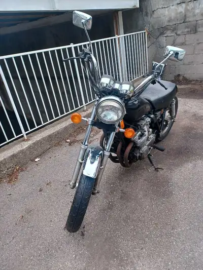 Yamaha maxim 650, New lithium battery, New brakes, new coils, new plugs, bike starts and drives, dri...