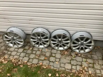 Great condition. 7 1/2 inches wide if the ad is up they’re available.