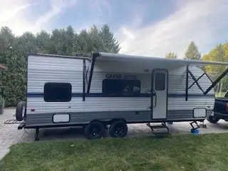 2021 Grand River 25BH travel trailer. Very good condition, only used a few times per season, only se...