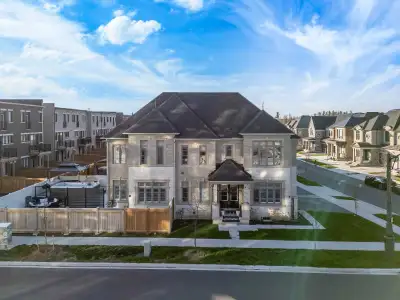 DESIGNER EXECUTIVE HOME FOR LEASE Glen Abbey, Oakville | August 1, 2026 One of the most upgraded exe...