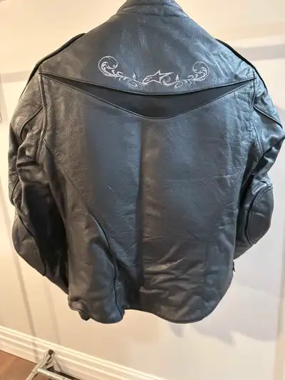 This Alpinestars Stella women's motorcycle leather jacket, size 8, is in excellent condition, offeri...