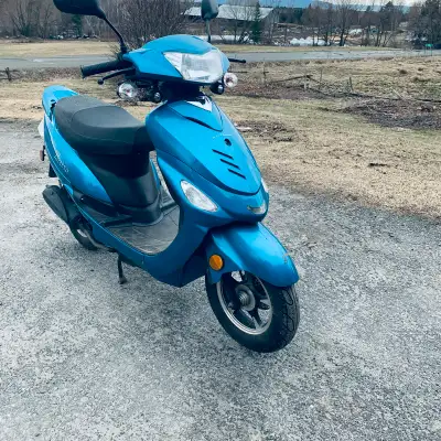 Scooter bistro seulement 3350 km. Fonctionne très bien. Excellente condition.