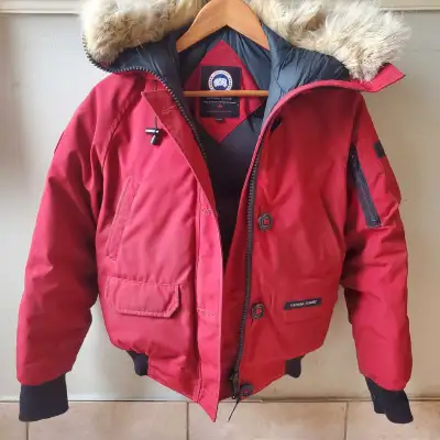The jacket and fur are in good condition. The fur is original coyote fur and is in great condition t...