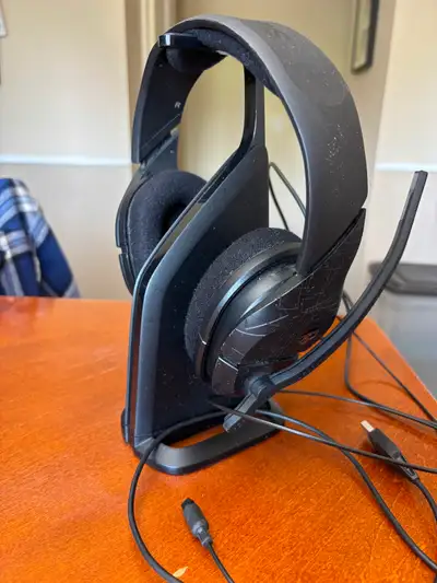 Skullcandy headphone and stand, View more