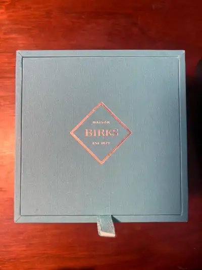 This Maison Birks Jewellery Box is in excellent condition, perfect for storing your rings or other p...