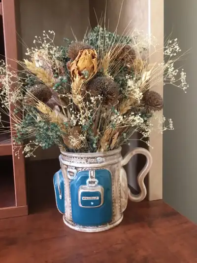 Arrangement de fleurs séchées dans une tasse en céramique, View more