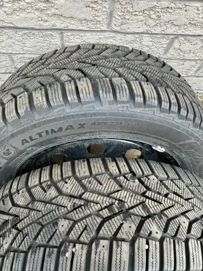 235/55/17 General Altimax snow tires with TPMs sensors , like new , fits 2013 to 2019 Ford escape Pi...