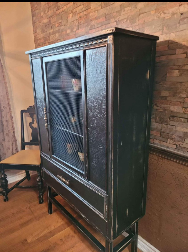 Antique Solid Wood Hutch  in Hutches & Display Cabinets in Gatineau - Image 2