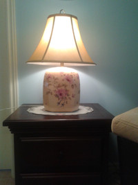 Elegant Table Lamp, Flower Style,Like New,in Excellent Condition