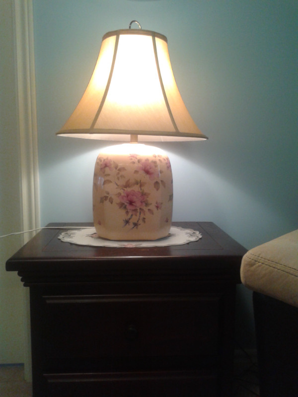 Elegant Table Lamp, Flower Style,Like New,in Excellent Condition in Indoor Lighting & Fans in Oshawa / Durham Region