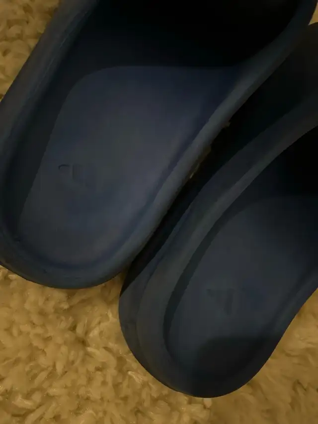 YEEZY slides “AZURE” size 11 in Men's Shoes in Oakville / Halton Region - Image 5