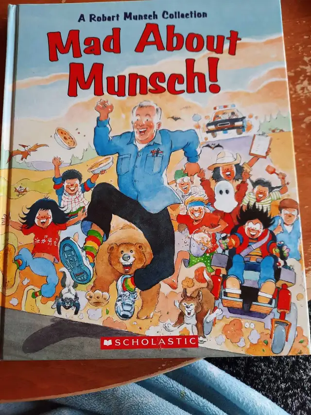 ROBERT MUNSCH COLLECTION " MAD ABOUT MUNSCH" HARDCOVER BOOK in Children & Young Adult in Muskoka - Image 2