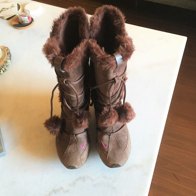 Authentic Nike brown winter snow boots, w/ pom poms (size 7) in Women's - Shoes in City of Halifax - Image 2