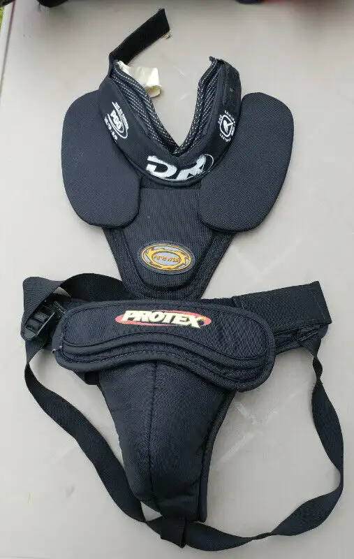 Patins, batons, casques, gants et  autres articles in Hockey in Longueuil / South Shore - Image 5