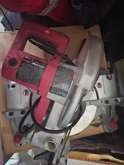 This pre-owned Skilsaw 3316 miter saw is a robust and reliable tool perfect for tackling a variety o...
