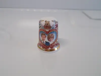 3 thimbles ou dés en porcelaine de la famille royale: la reine Elizabeth, Lady Di et prince Charles,...